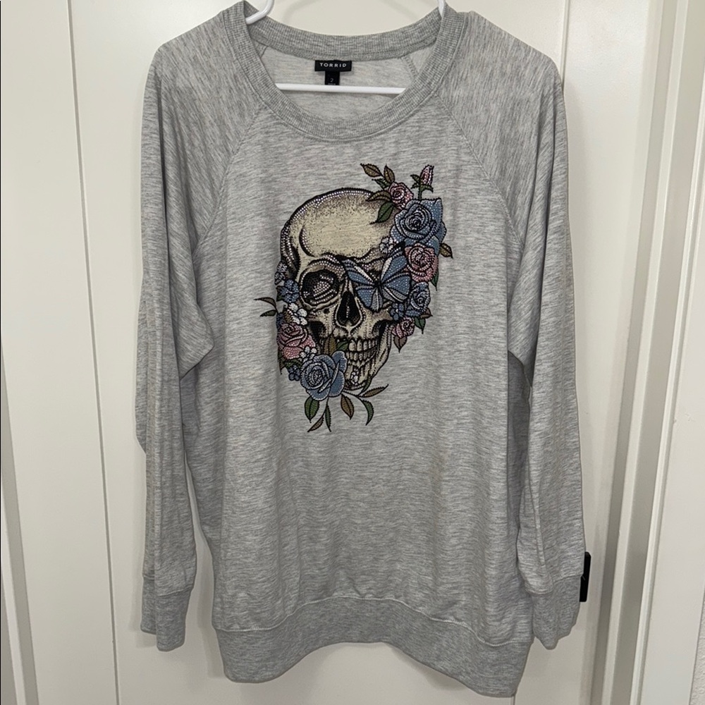 Torrid Sweatshirt Womens Sz 2 Gray Skull Floral Crewneck Jumper Soft Knit Grunge - Picture 1 of 8